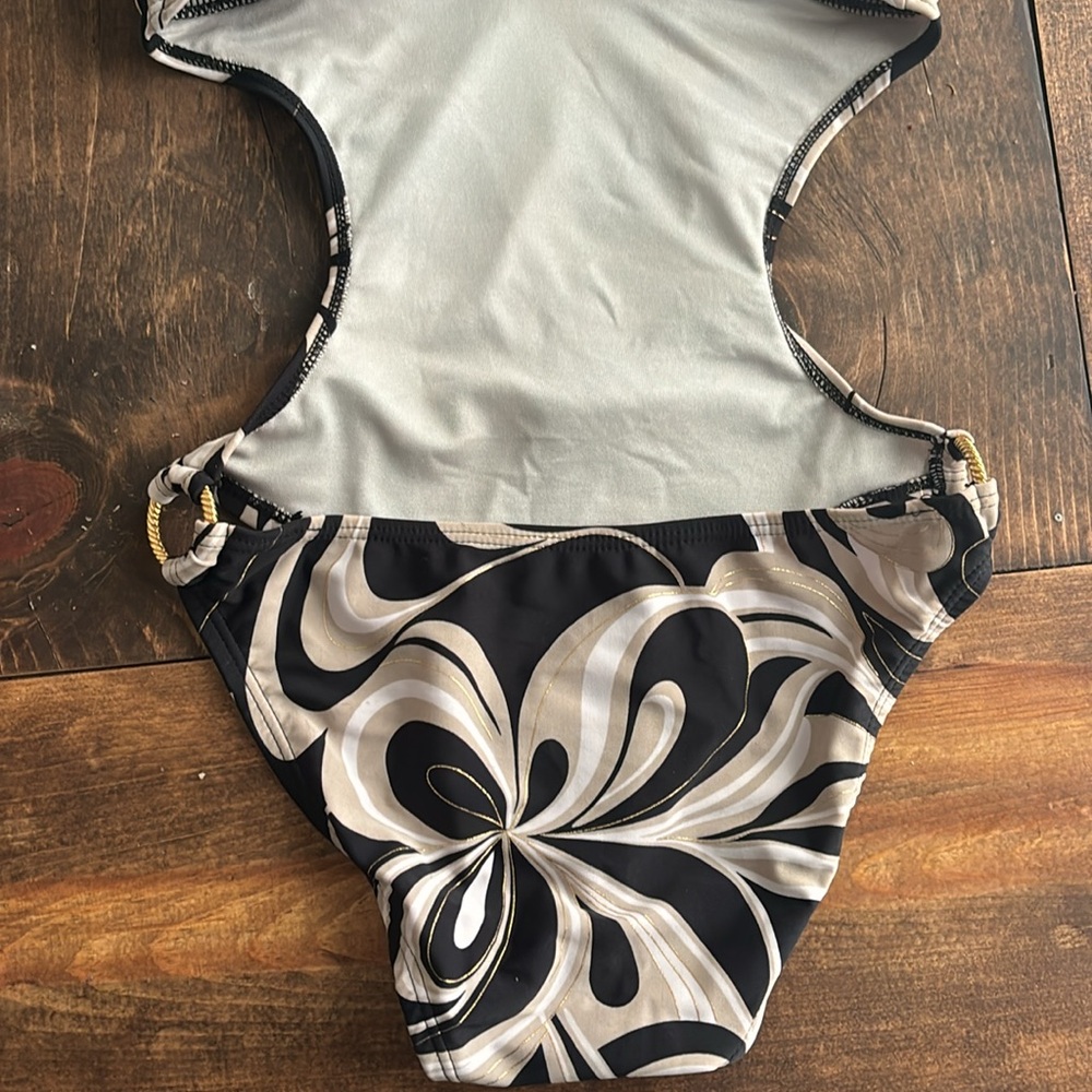 Super Cute One Piece Swimsuit - Picture 5 of 6